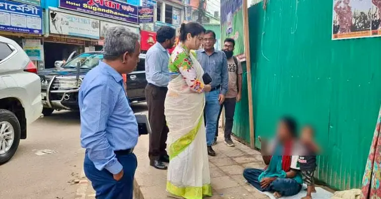 ডি‌সি শামীম আরা রি‌নি ও বাচ্চাসহ মা